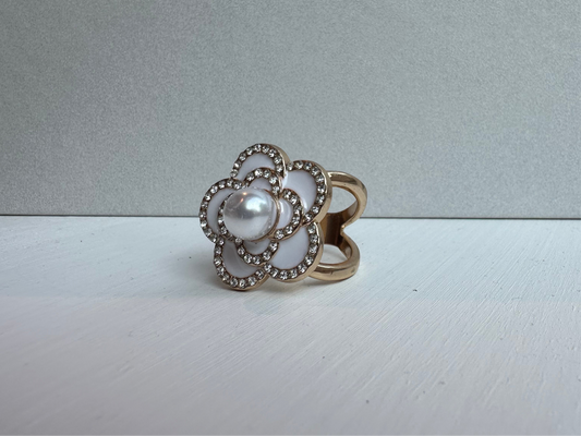Skjerf ring - hvit blomst med perle
